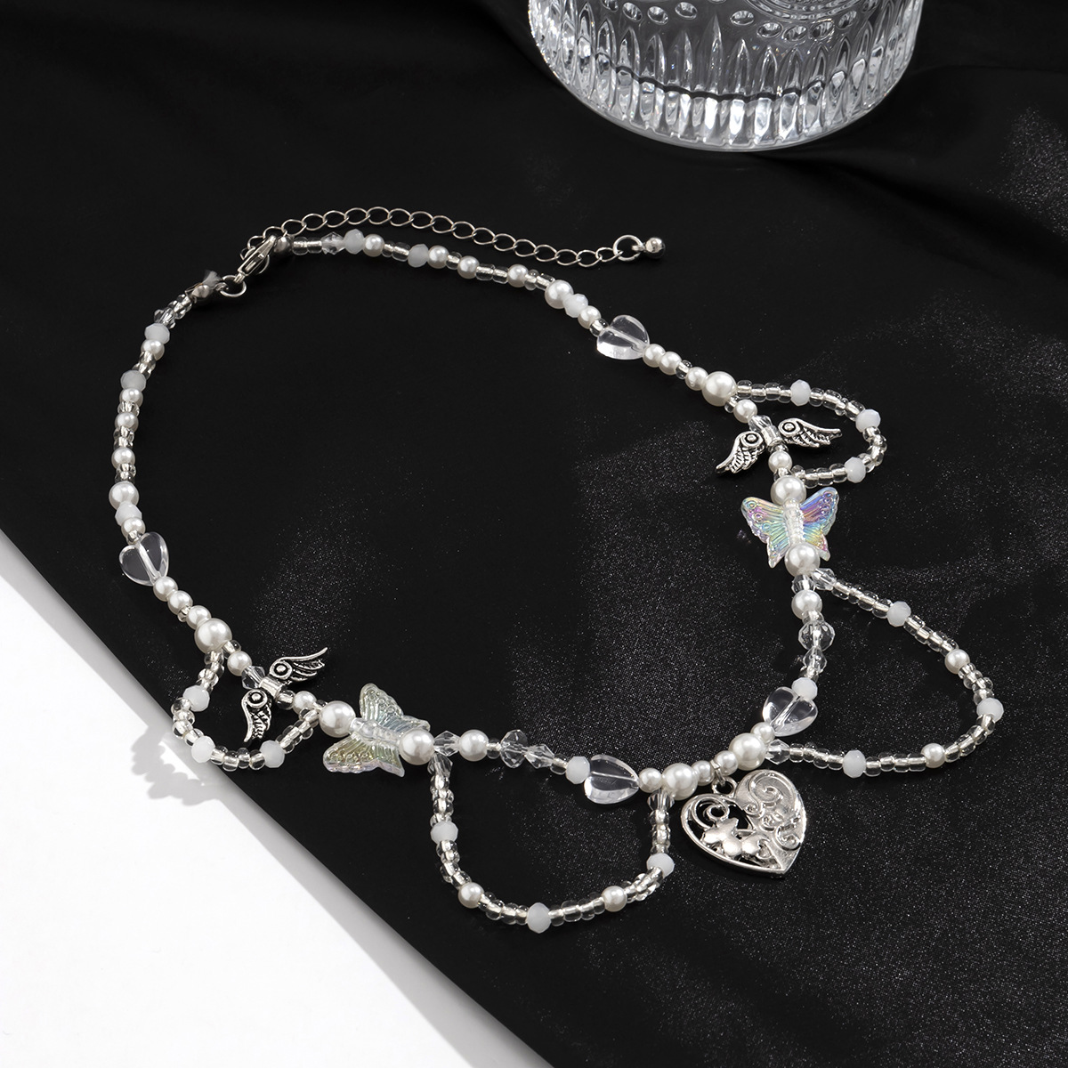European and American cross-border jewelry, sweet, cool, simple heart-shaped beaded, versatile collarbone chain necklace, elegant butterfly imitation pearl necklace Application Scenario