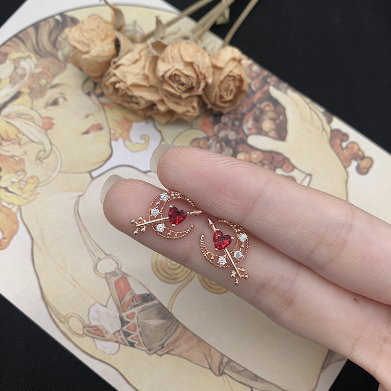 Japanese and Korean niche design zircon earrings with hearts, popular Instags-style stud earrings, small and short personalized earrings for girls Application Scenario