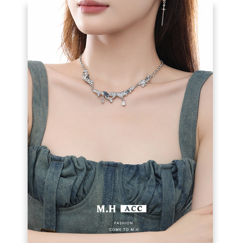 The ins blue and white gradient crushed ice heart-shaped necklace for women is a light luxury and niche collarbone chain with a cool and original light luxury accessory trend Specification drawing