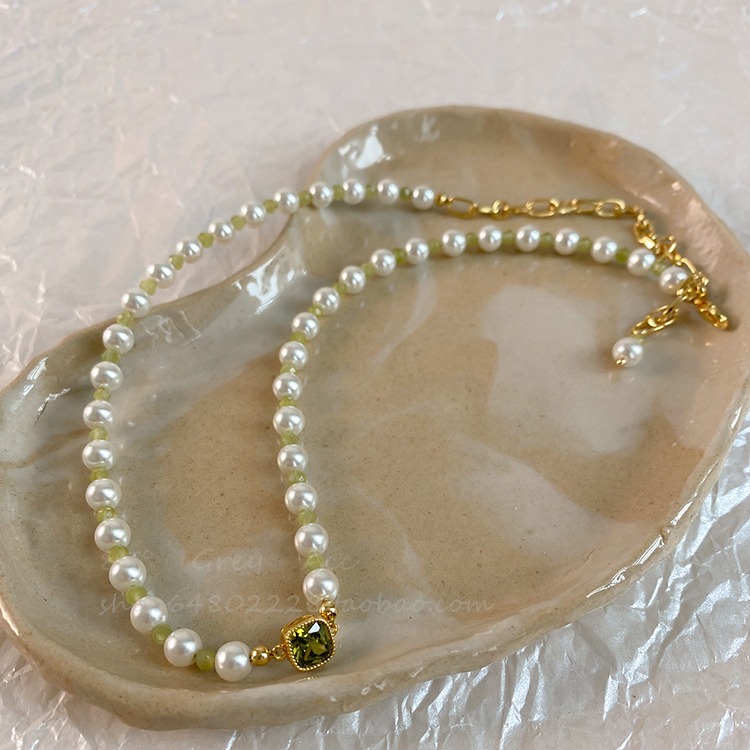 Shi Family Pearl necklace, olive green crystal pendant, collarbone chain, niche and light luxury bejeweled necklace, gift for best friend's collar details Picture
