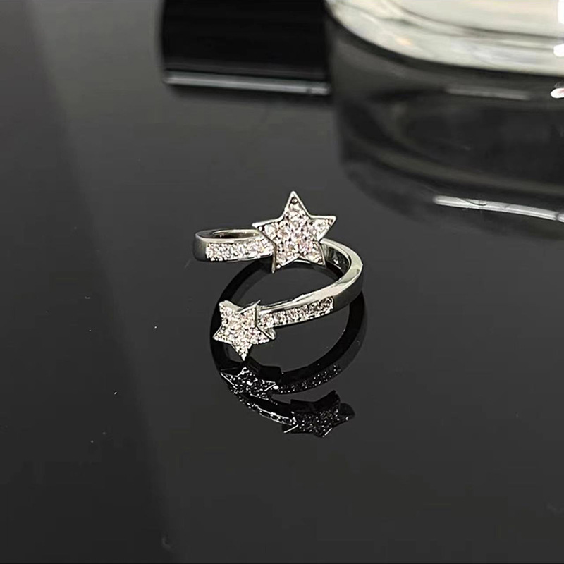A star-studded studded ring for women's ins set with a high-end feel. It features a shiny five-pointed star opening and adjustable double-ring rings Item Picture