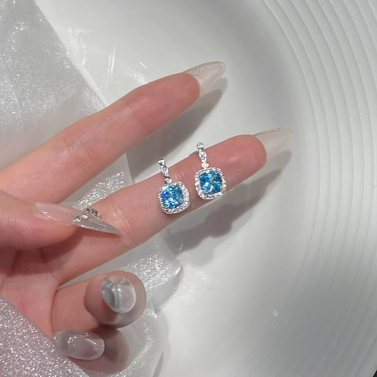 French retro, exquisite and dazzling ice-refined blue zircon stud earrings with full diamonds, a niche and high-end look Specification drawing