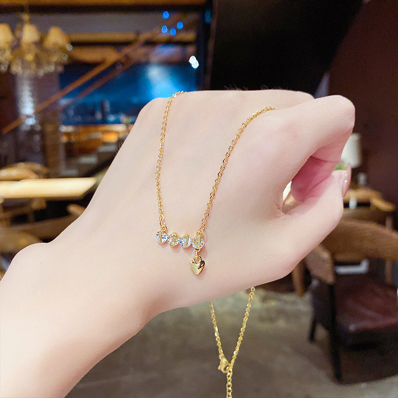 Korean-style fashionable lover's heart necklace, personality for a lifetime pendant, super sparkling crystal zircon titanium steel collarbone chain for women full figure