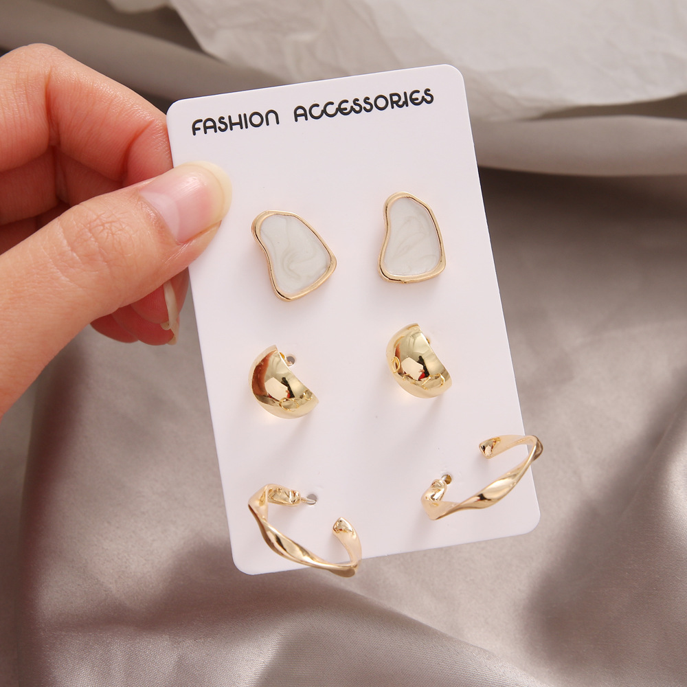 New cross-border Korean-style metal sheet geometric stud earrings, floral gold women's earrings from the Korean jewelry world Application Scenario