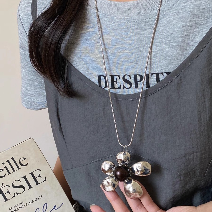 Korean retro, aged, mottled silver flower pendant, exaggerated and fashionable ins long necklace, sweater chain for women Specification drawing