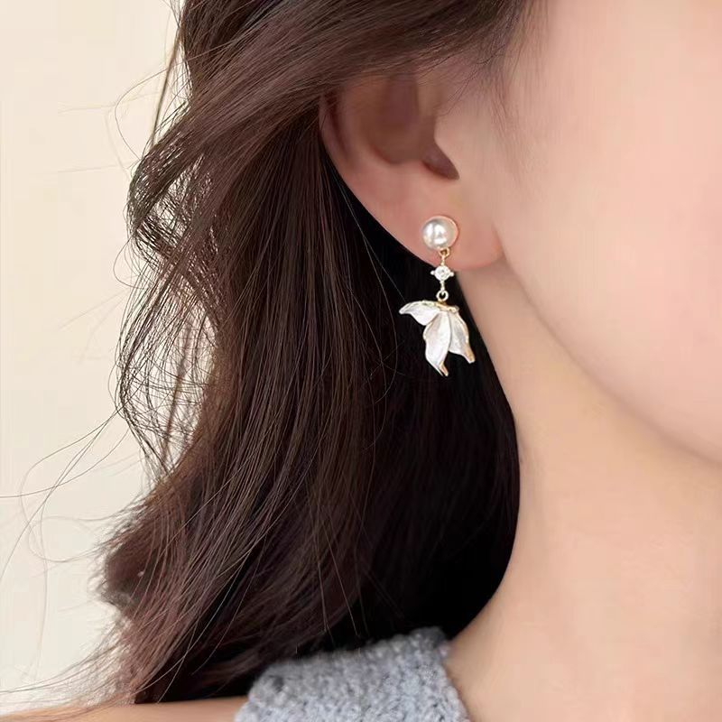 The 2025 new butterfly pearl fish tail small tassel earrings are a light luxury and niche design for women, featuring elegant stud earrings full figure