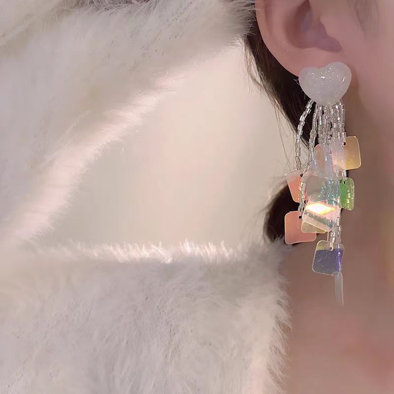 The sweetness is over the limit! Stylish and versatile geometric new dazzling laser heart-shaped earrings, high-end long tassel earrings Specification drawing