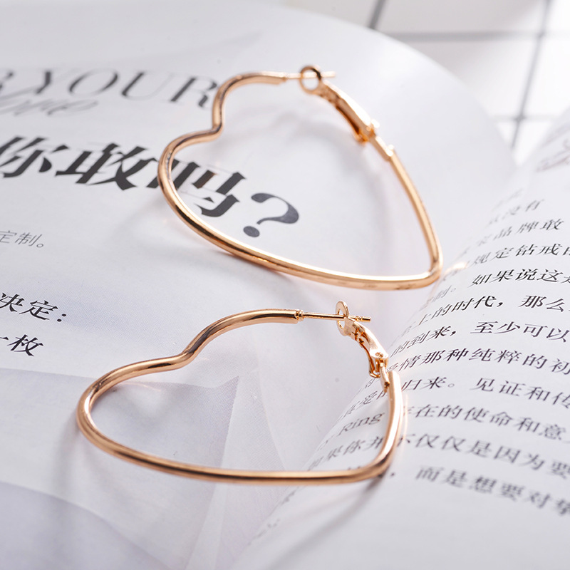 European and American ins simple large-circle heart-shaped earrings, fashionable and individual, exaggerated geometric hollowed-out heart-shaped earrings, elegant earrings Application Scenario