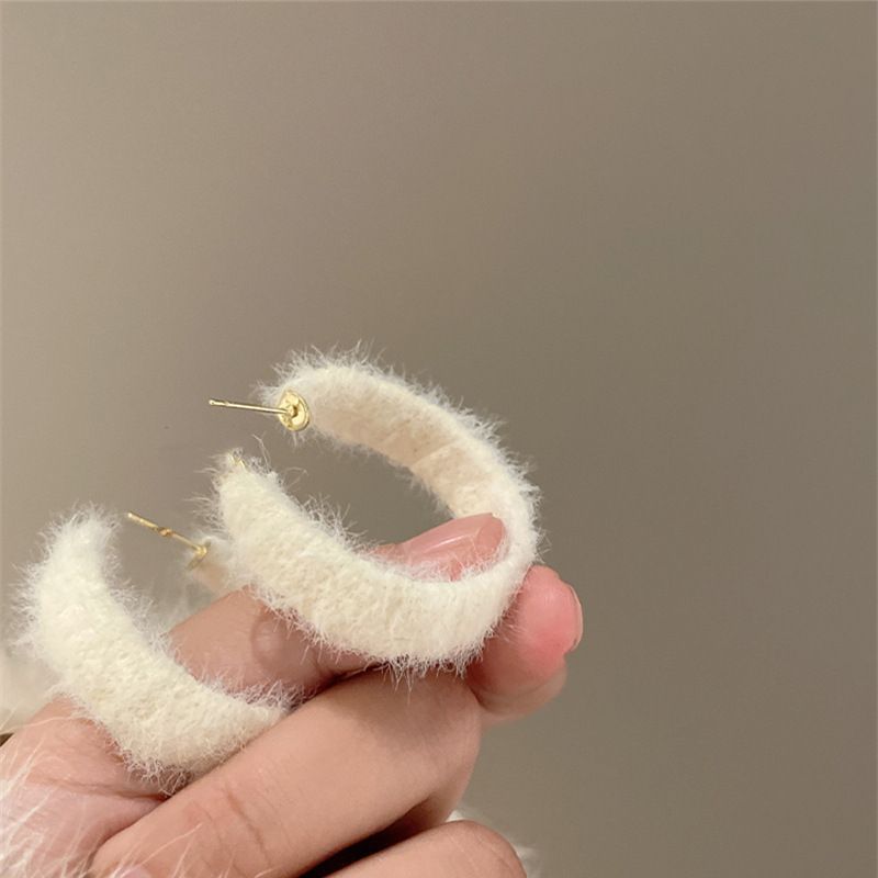 The new autumn and winter plush C-shaped stud earrings feature a unique design for women, exuding a sweet and elegant charm. The large circle is a versatile ear accessory Specification drawing