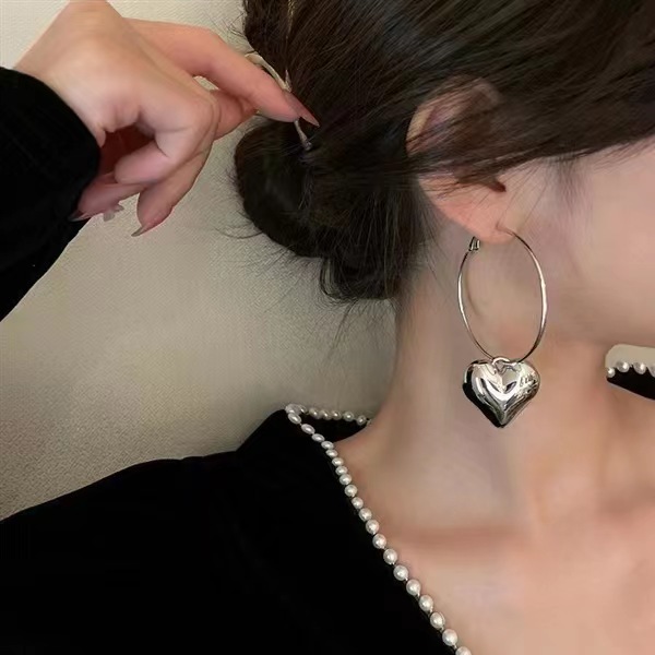 Unique and versatile, simple circular hollow heart-shaped large ear rings for women, Korean style, high-end and fashionable stud earrings and earrings details Picture