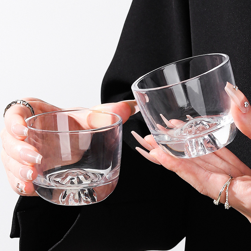 Wholesale of high-end Japanese mountain-viewing glass cups for household use, master cups, ladies' famous cups, and tea brewing glass cups full figure