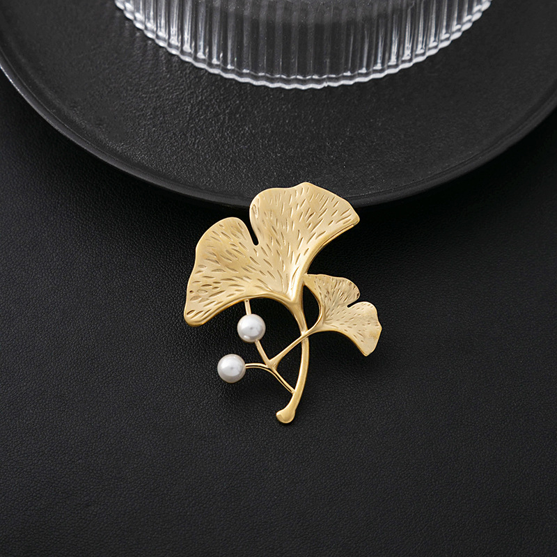 Light luxury, niche and exquisite ginkgo brooch, high-end pearl clothing accessory brooch, simple and versatile brooch wholesale details Picture