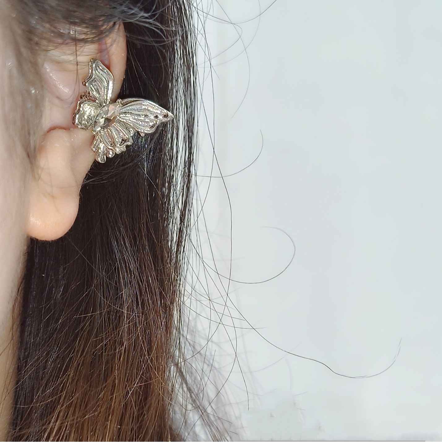 This niche design features a stylish zircon butterfly ear clip that exudes a light luxury and high-end feel. It is a fashionable and popular accessory without any ear holes details Picture