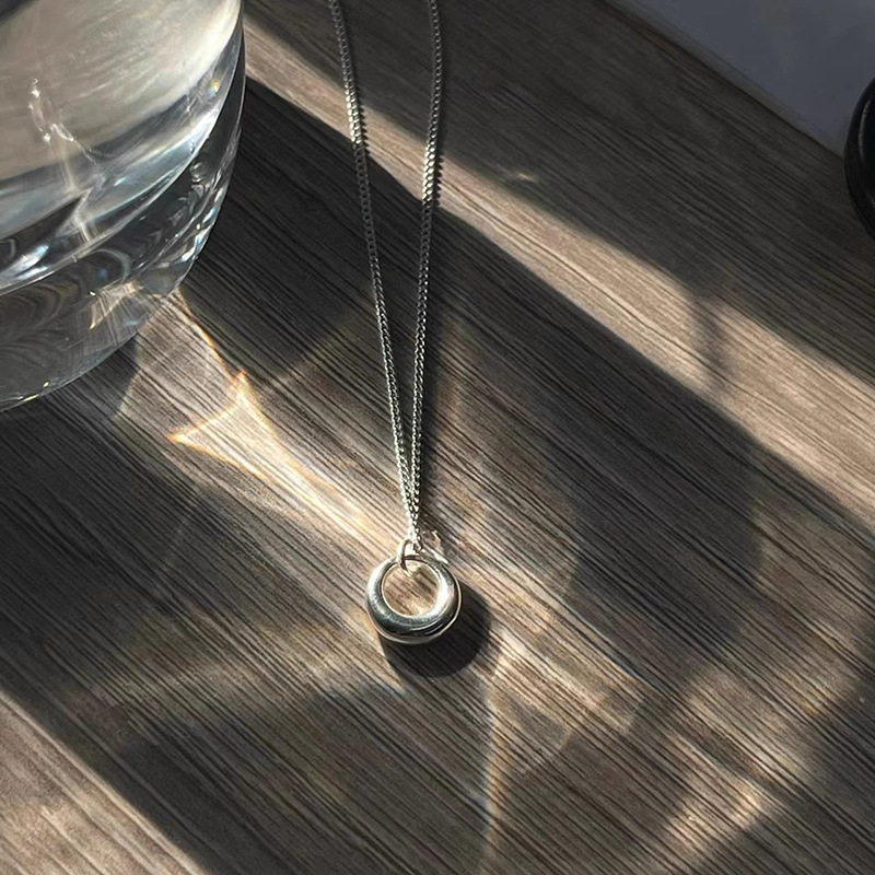 Silver geometric circle necklace, women's Instagram minimalist collarbone chain, light luxury and niche design sense, elegant and trendy in 2023 Application Scenario
