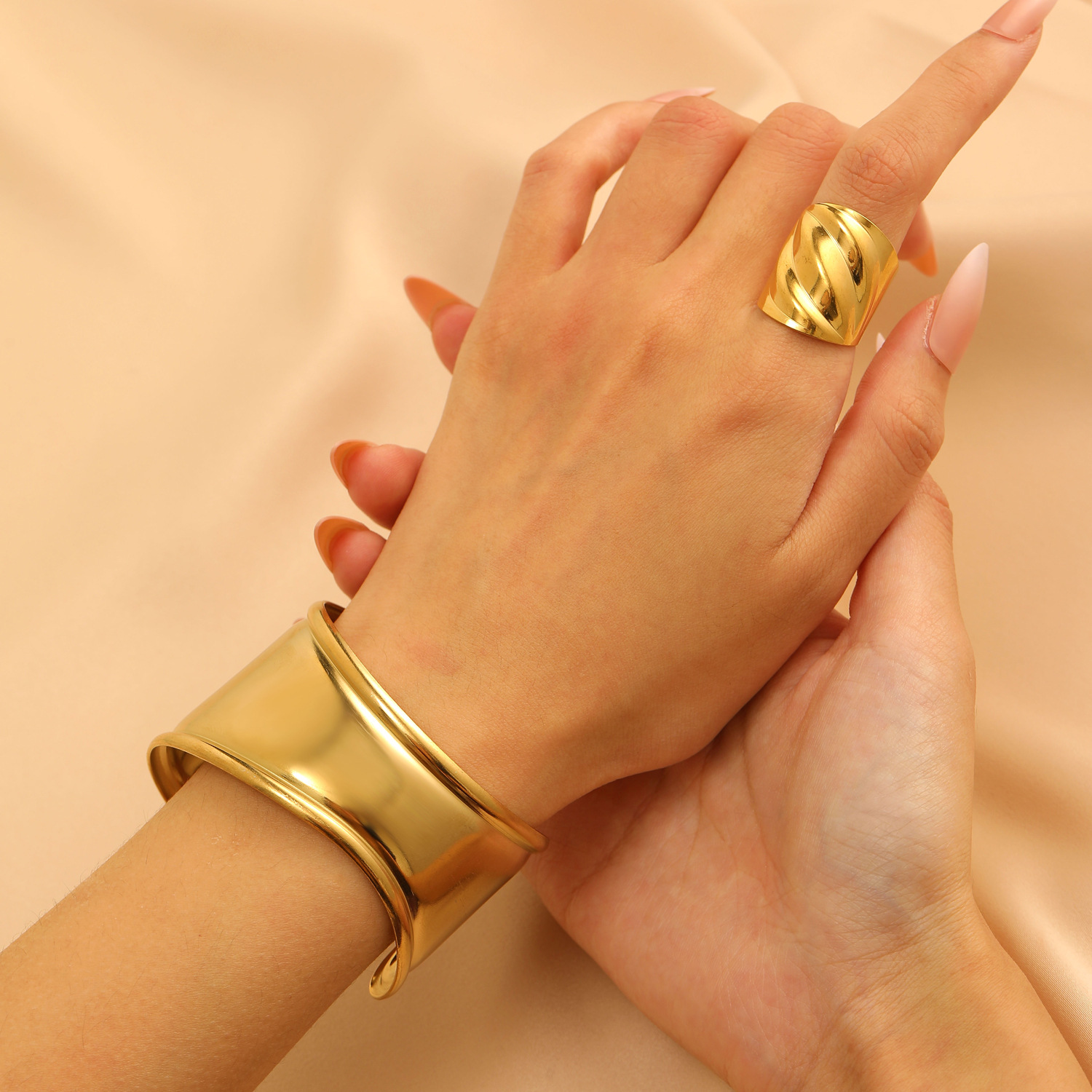 European and American cross-border jewelry, stainless steel bracelets, rings, sets of jewelry and bracelets, women's niche designs, light luxury and high-end feel Application Scenario