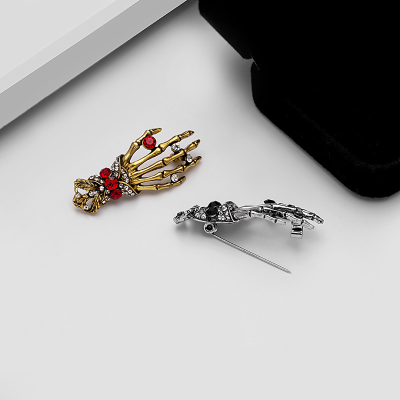 European and American exaggerated Halloween skeleton palm diamond-encrusted retro punk brooch, trendy hip-hop pin and collar pin Specification drawing