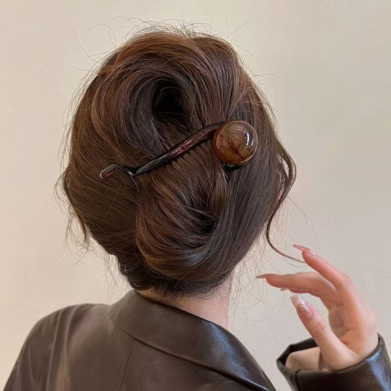 Banana clip, high ponytail hair clip, hair accessory, Korean simple and elegant hair clip, women's back head updo, high-end shark clip Application Scenario