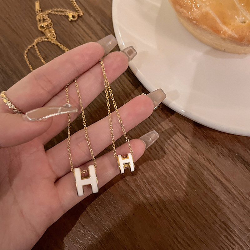 H-letter oil-dripping necklace for women, 2024 new style collarbone chain, light luxury and niche design sense pendant sweater chain wholesale full figure
