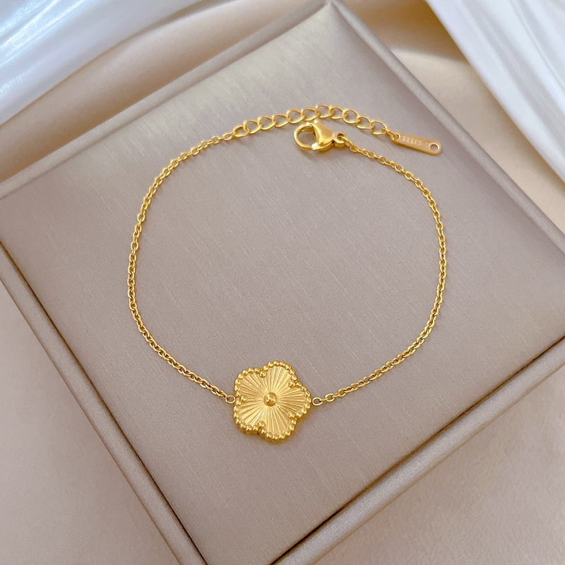 【 All-titanium Steel 】 Dongdaemun Minimalist style five-leaf flower forest-themed chain bracelet, a retro best friend of a female Internet celebrity Application Scenario