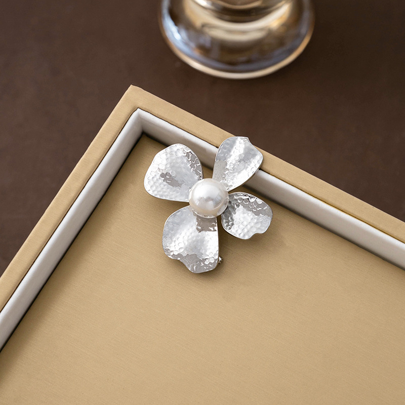 A new retro metal four-leaf clover brooch from Europe and America, with an elegant ancient style, original light luxury and versatile pearl creative accessory Specification drawing