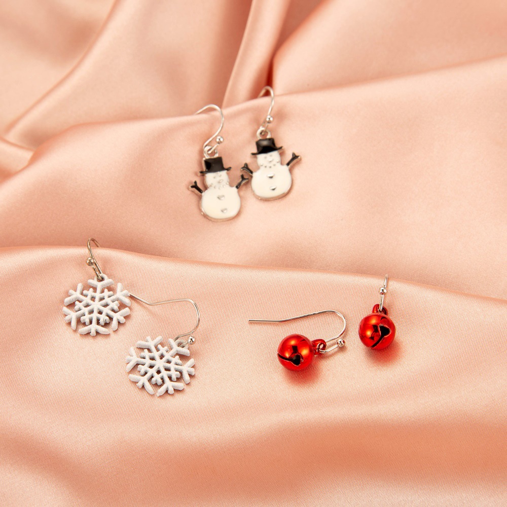 Creative Christmas tree earrings, simple snowman bell stud earrings, women's cross-border festive accessories Application Scenario
