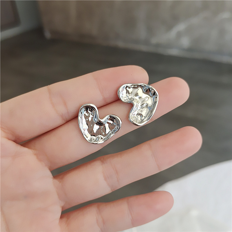 Personalized and versatile liquid heart-shaped stud earrings for women, simple, fashionable and niche design sense earrings, Japanese and Korean cold style earrings full figure