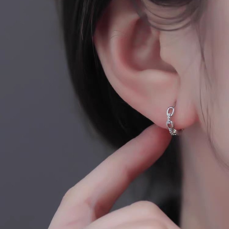 Hollowed-out plain ring micro-inlaid diamond ear loops are a niche design for women, featuring a simple and cold daily style. They are geometric ear bone stud ear loops and earrings full figure