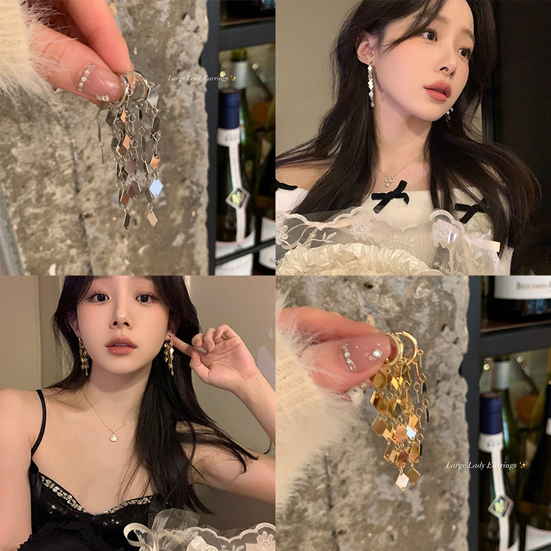 Autumn and winter diamond-shaped tassel earrings for women, light luxury, versatile, high-end and elegant. The ear buckles are super shiny and can show off your face full figure