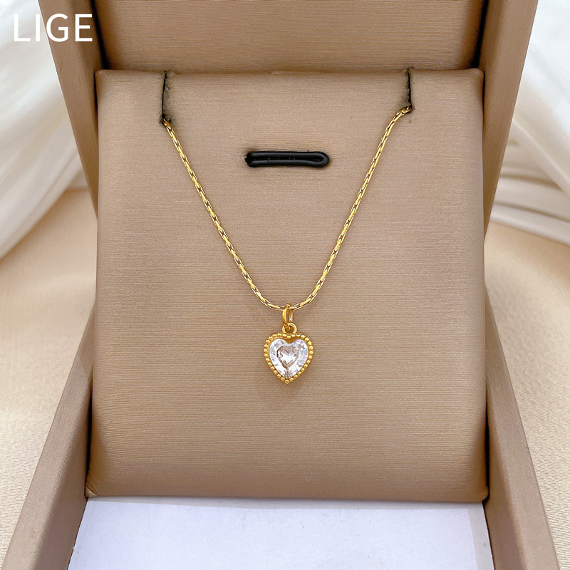 【 All-titanium Steel 】 Heart-shaped stainless steel minimalist furnace inner real gold necklace, female Instagram influencer collarbone chain accessory Application Scenario