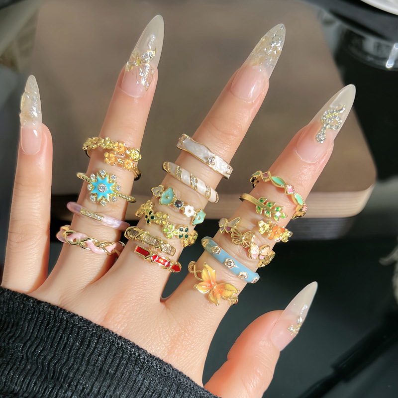 Geometric enamel drop glaze exquisite and high-end snake-shaped butterfly opening ring, a fashionable ring with a light luxury and elegant touch for women Application Scenario