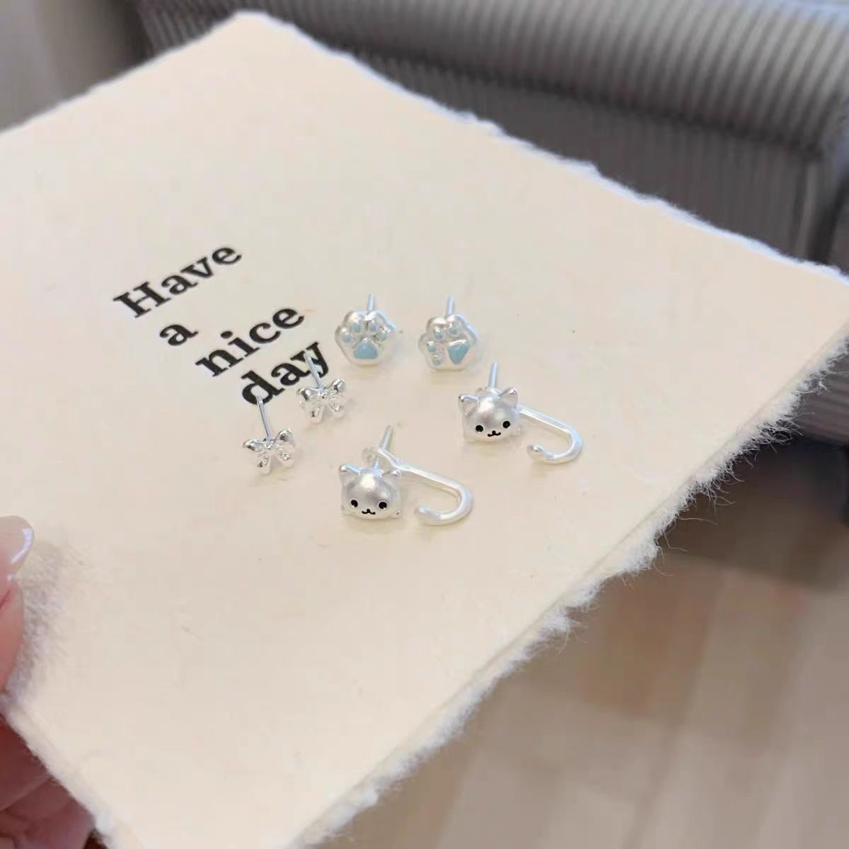 The cat-shaped earrings are simple, cute, and full of childlike fun. They are a niche and small new student-designed stud cartoon earrings with a unique style Specification drawing