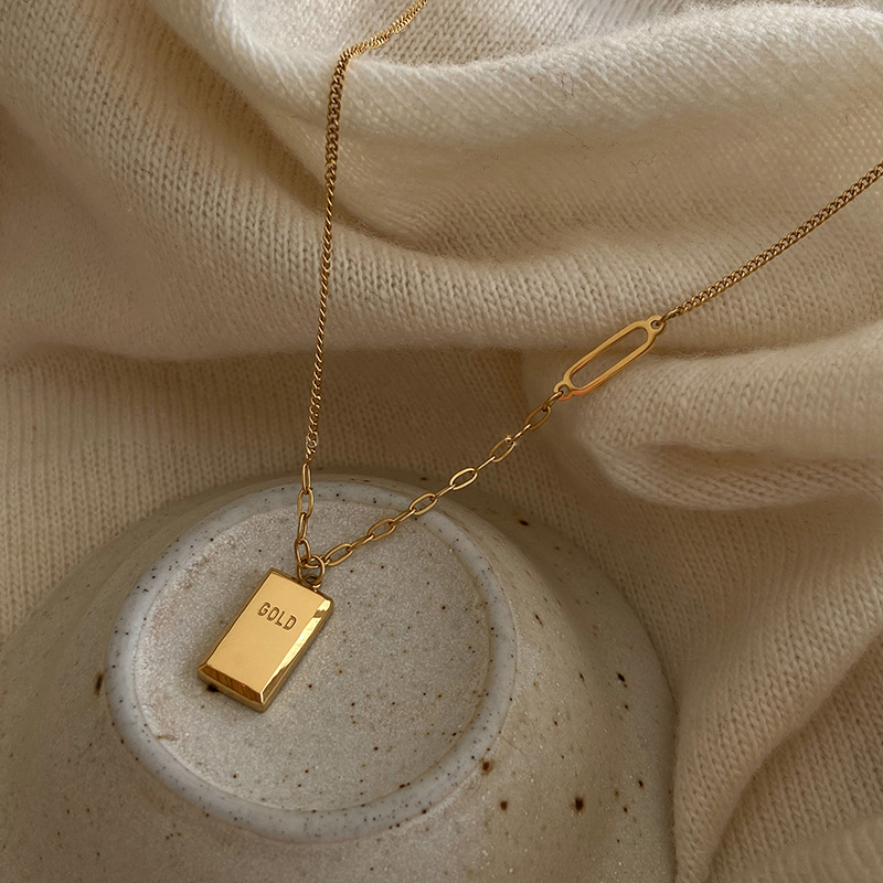 Xiaojintiao Fangpai necklace, a light luxury and niche titanium steel collarbone chain for women, is a trendy spring/Summer 2023 sweater chain accessory details Picture