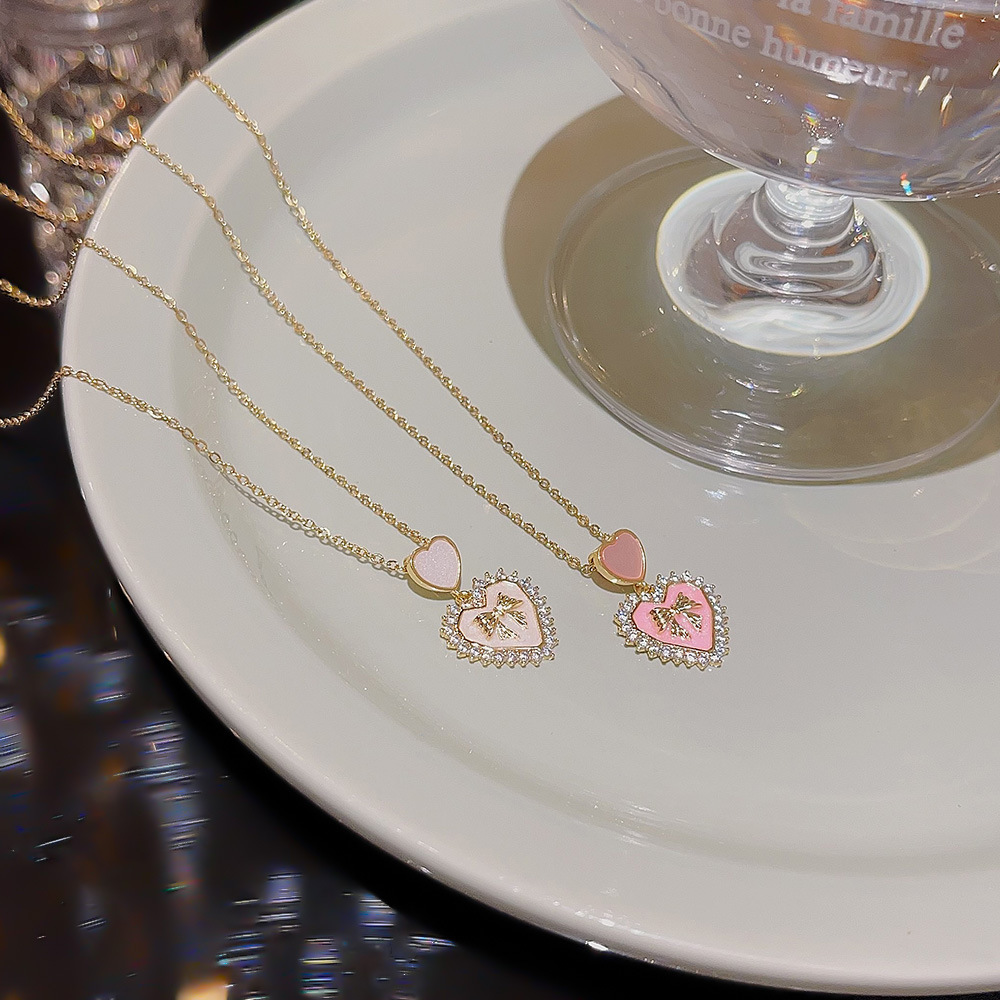 Heart-shaped titanium steel necklace, a niche design for women, a heart-shaped pendant, an ins collarbone chain, a popular accessory with a simple and elegant style Application Scenario