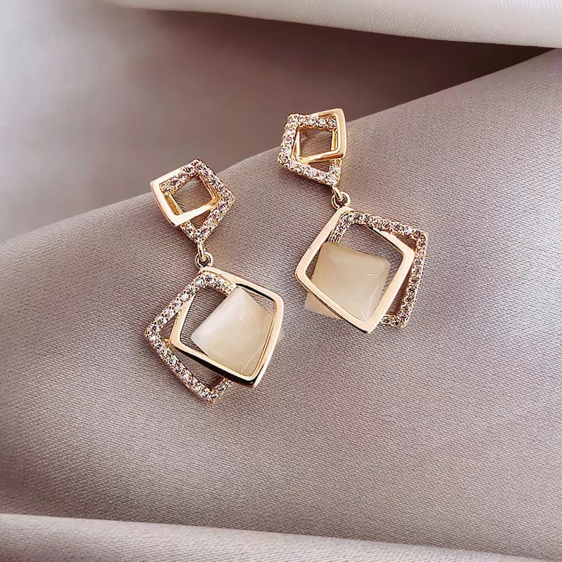 Geometric light luxury earrings, women's Western-style earrings, new Spring/Summer 2025 trendy and fashionable stud earrings, niche high-end earrings Application Scenario
