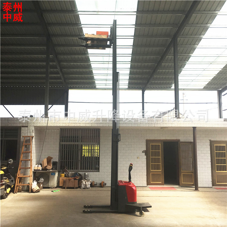 1-ton and 2-ton electric forklifts, 5-meter and 6-meter legless fully automatic stackers, hydraulic stackers, and electric bottle lift loading and unloading forklifts undefined