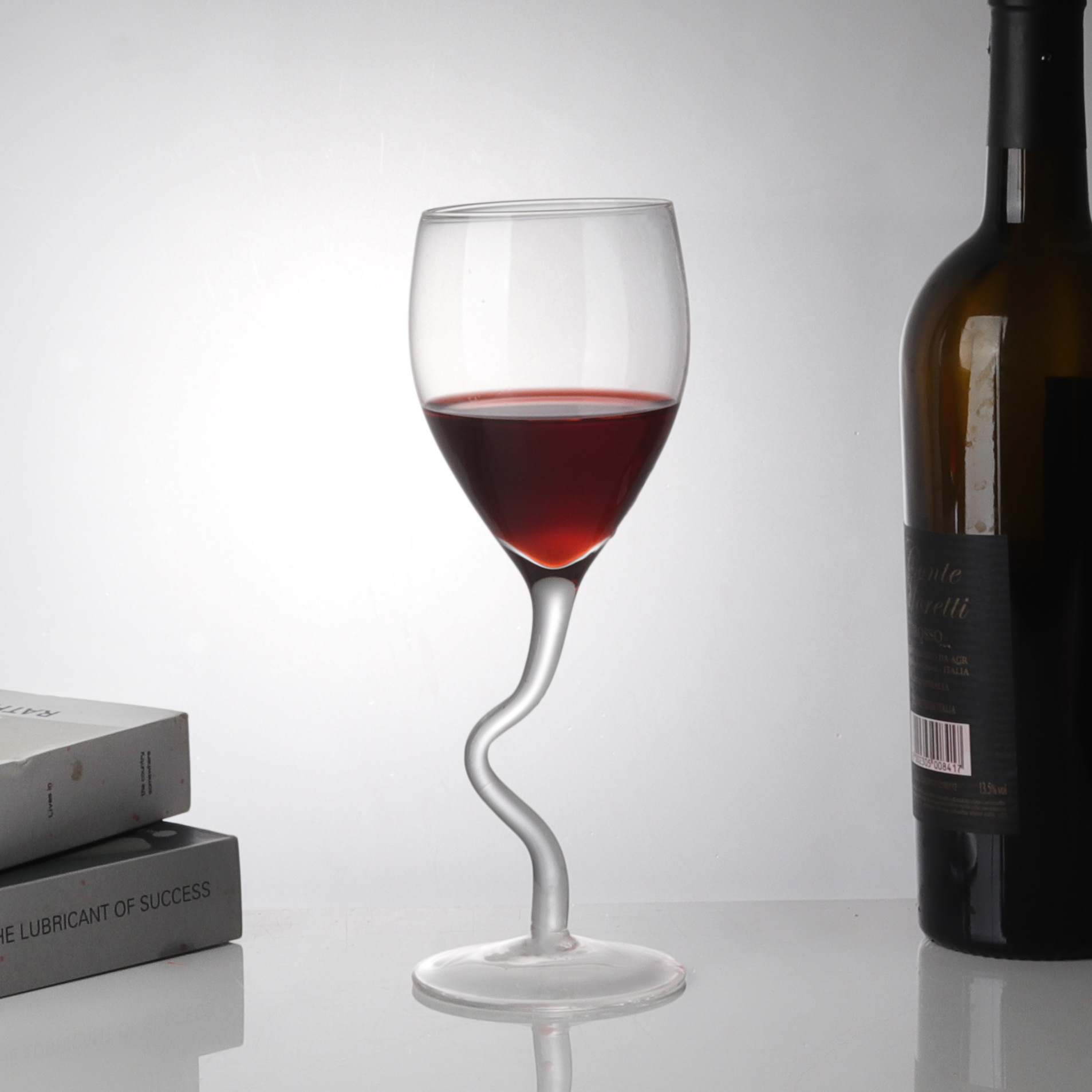 Wholesale of creative S-footed red wine glasses, commercial crystal glass cups, household light luxury high-end high-footed glasses, and sparkling wine glasses Application Scenario