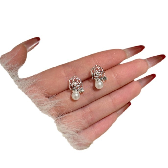 Small and exquisite hollowed-out flower pearl stud earrings for women, with a unique design sense, simple and elegant, versatile and high-end look Item Picture