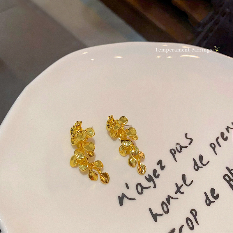 Gilded broken leaf retro gold leaf tassel earrings for women, exaggerated and fashionable stud earrings, high-end and niche style earrings for autumn and winter Specification drawing