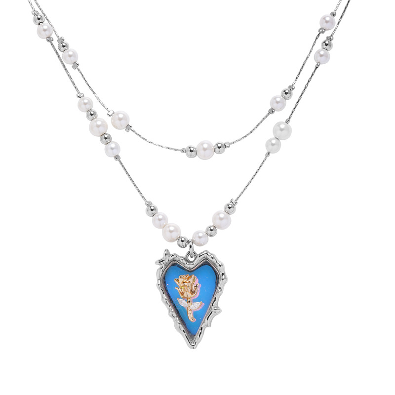 A niche design with a laser gradient heart necklace, a high-end collarbone chain, and an original, unique, sweet and cool style pendant Item Picture