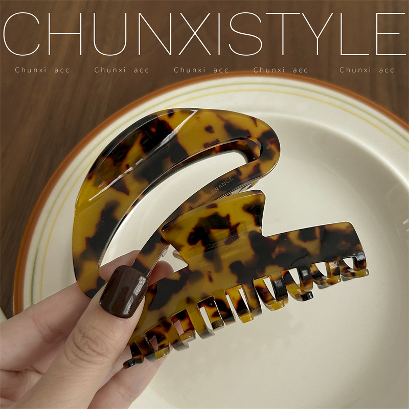 Dark series acetic acid hairpin tortoiseshell back hairpin for women, large and elegant updo hairpin, medium size leopard print shark hairpin Application Scenario