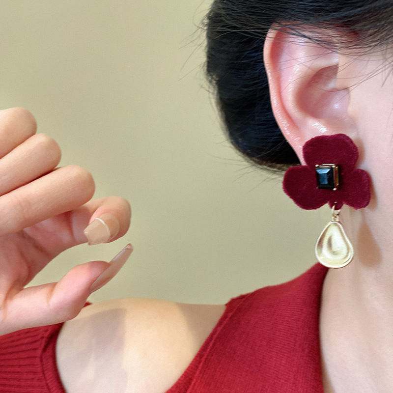 925 Silver Needle Autumn and Winter plant Velvet Earrings, women's retro and high-end style, versatile stud earrings, unique and fresh earrings Application Scenario