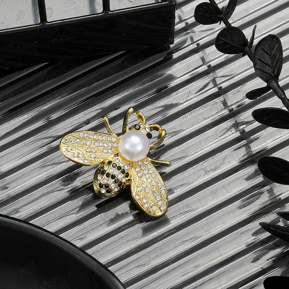 Cross-border European and American cute diamond-encrusted pearl bee brooch, heavy industry, light luxury, high-end sense, fashionable and elegant suit pin Specification drawing