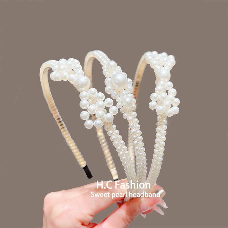 The popular forest-themed simple pearl headband is versatile for women and looks super ethereal when going out. It's a fairy hair accessory and a Korean headband Application Scenario