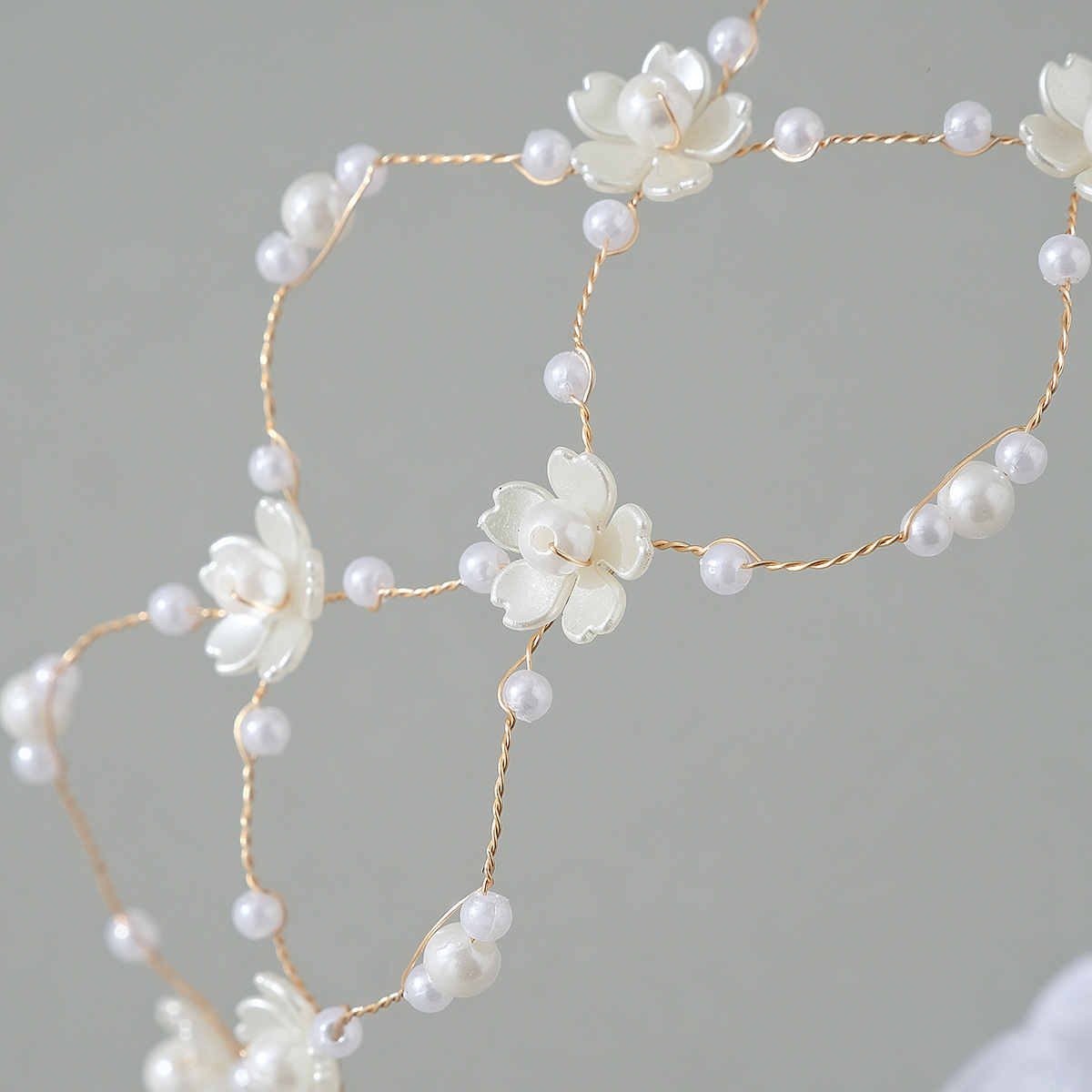 European and American bride accessories, wedding gowns, evening gowns, hair bands, retro and versatile hair-pressing headwear, handcrafted beaded flower grid headbands Application Scenario