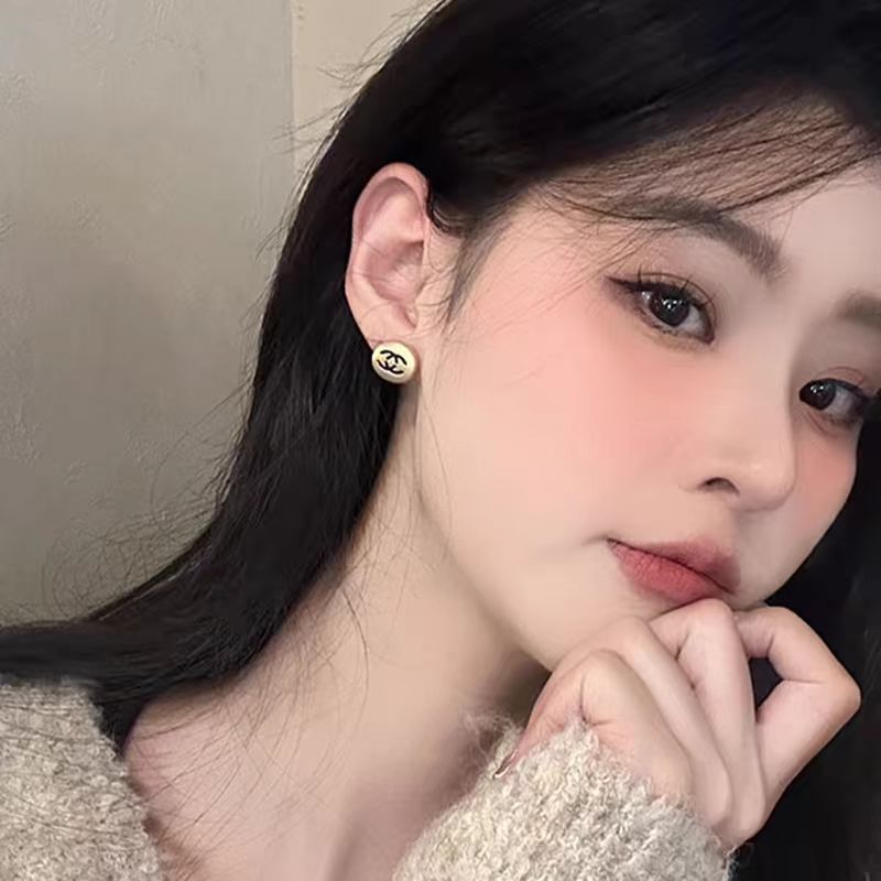 "Little Xiangfeng stud earrings!" High-end, light luxury letter earrings, a unique design for women, versatile and simple round earrings, a new style details Picture