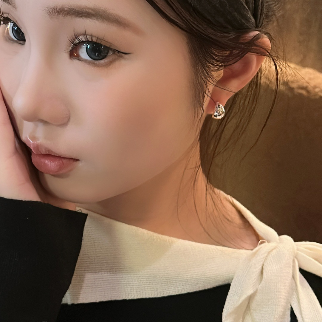Metallic silver teardrop, small bean, silver needle stud earrings for women, simple and elegant, versatile earrings, cold and stylish style earrings Application Scenario