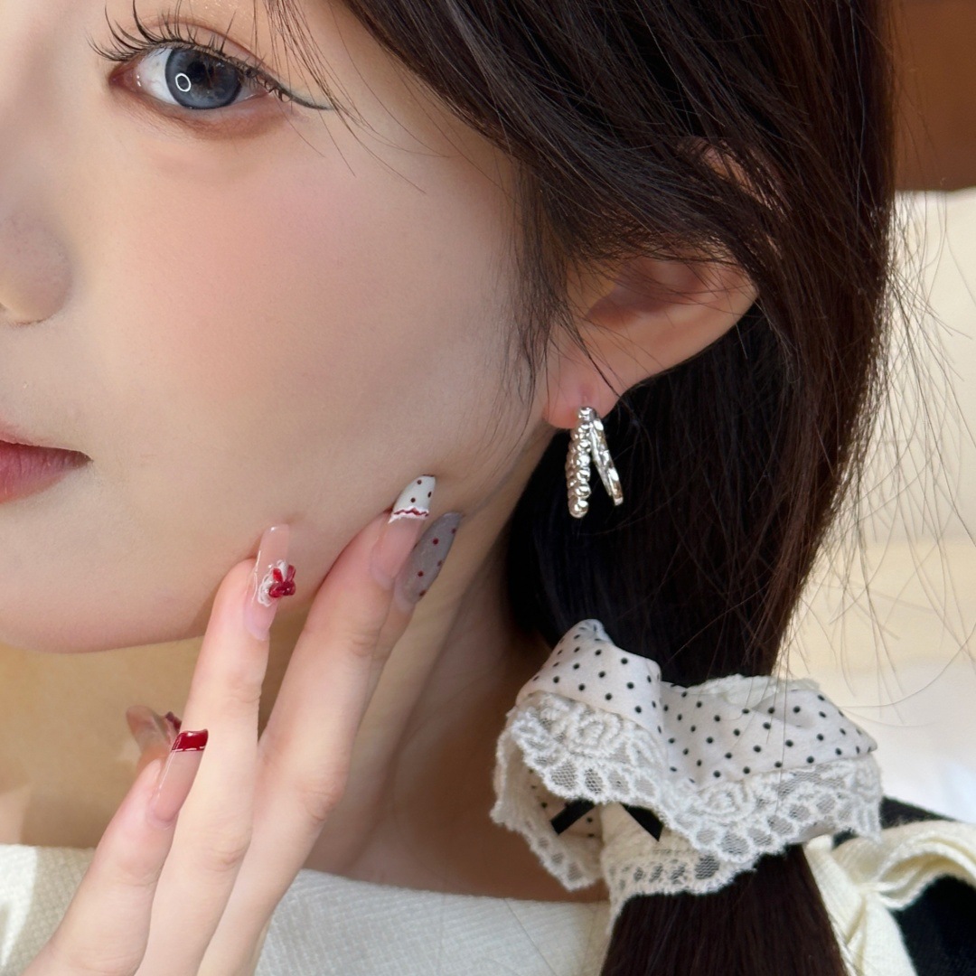 Double Heartbeats! Simple double-layer heart-shaped stud earrings for women on Instagram, with a unique and sophisticated style Application Scenario