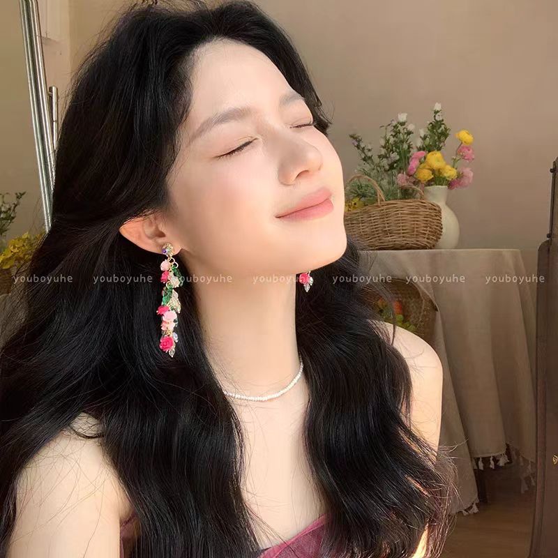 Wind Transmission Flower Message ~ Pink flower tassel elegant earrings, niche design sense earrings, vacation style stud earrings make the face look smaller Application Scenario