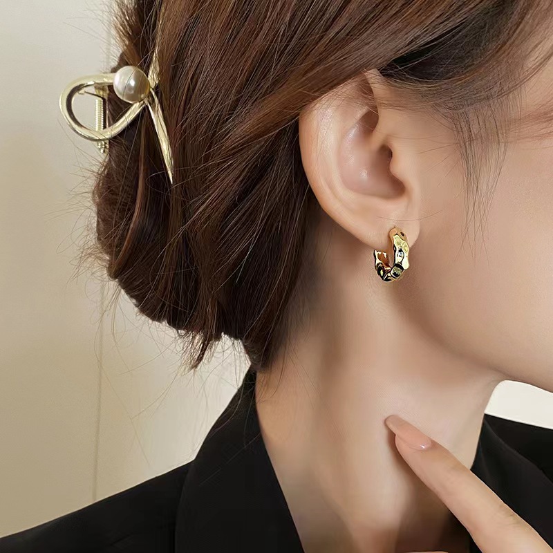 Metal high-end pleated circle ear rings, women's niche, versatile and fashionable design, light luxury and retro earrings details Picture