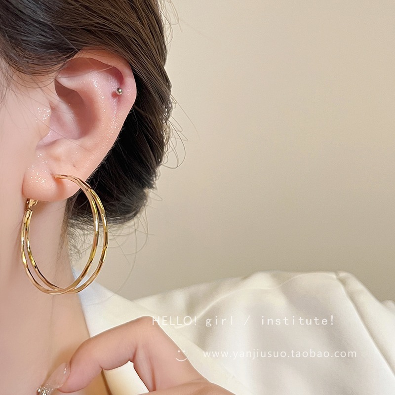 The 2025 new exaggerated and fashionable circle earrings exude a sense of light luxury and high-end elegance. They are perfect earrings for women with big round faces Application Scenario